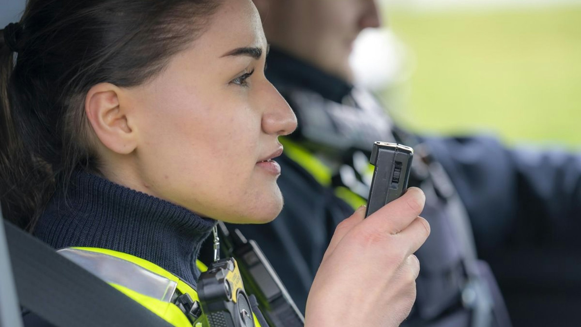 Ein Polizist in Uniform.