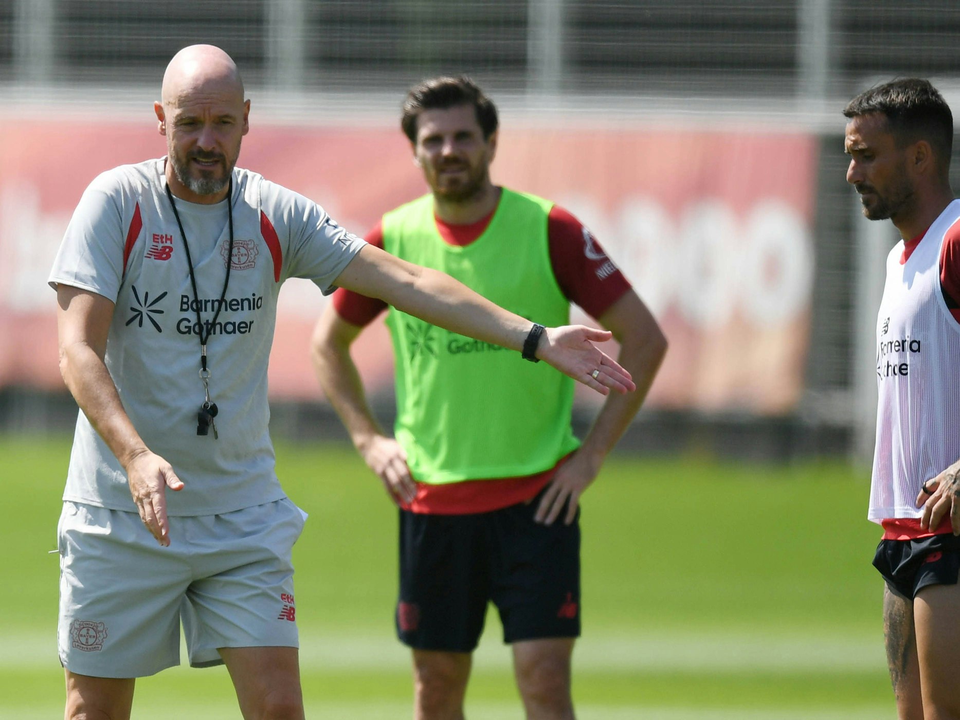 Erik ten Hag erklärt seinen Spielern im Training die Taktik.