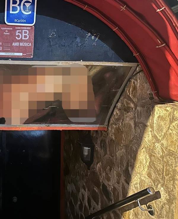 Solche freizügige Werbung am Eingang ist auf Mallorca verboten.