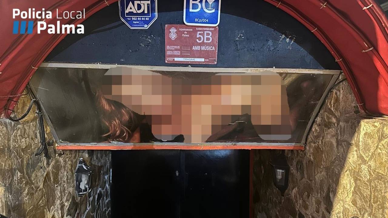 Solche freizügige Werbung am Eingang ist auf Mallorca verboten.