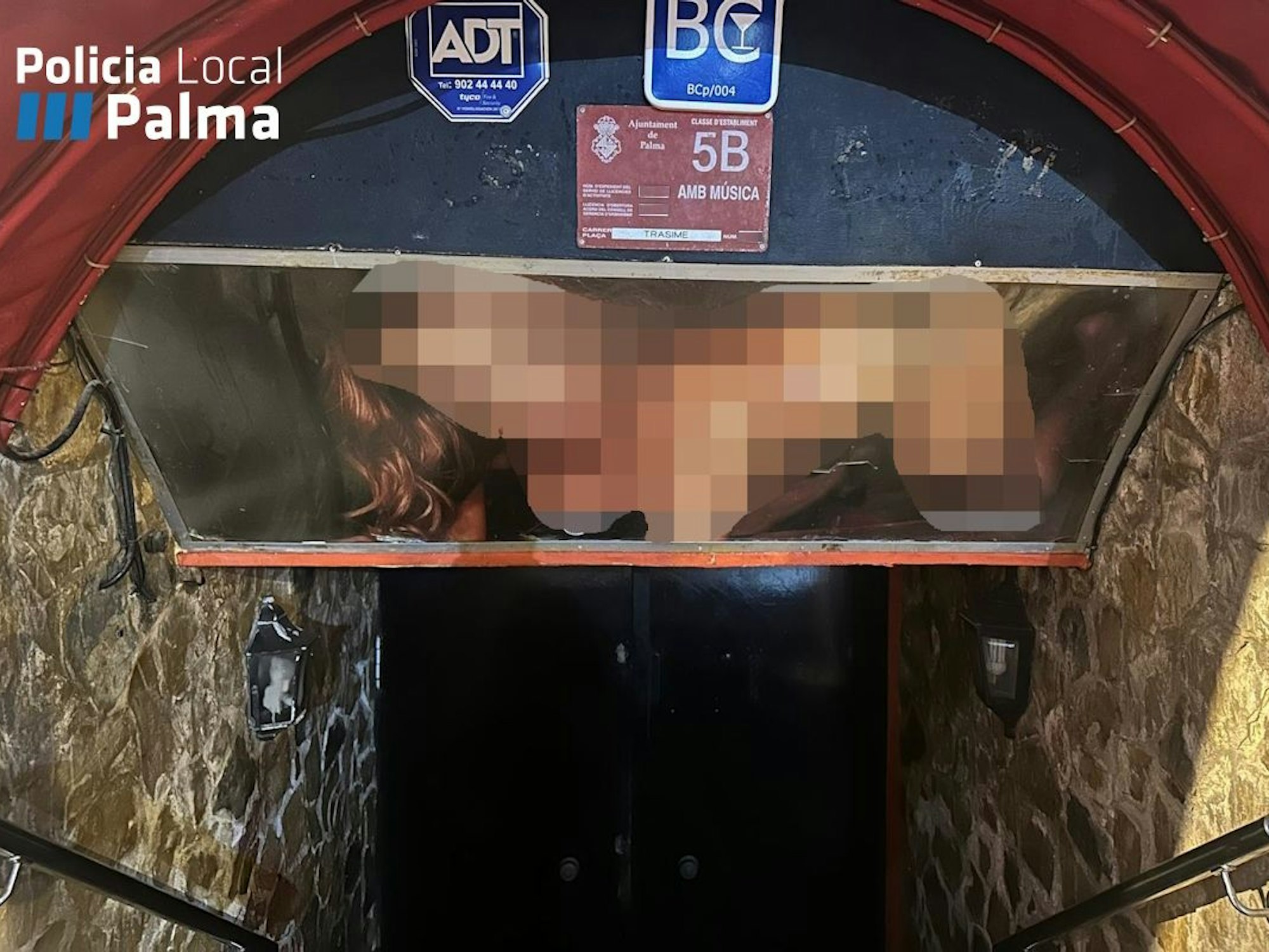 Solche freizügige Werbung am Eingang ist auf Mallorca verboten.