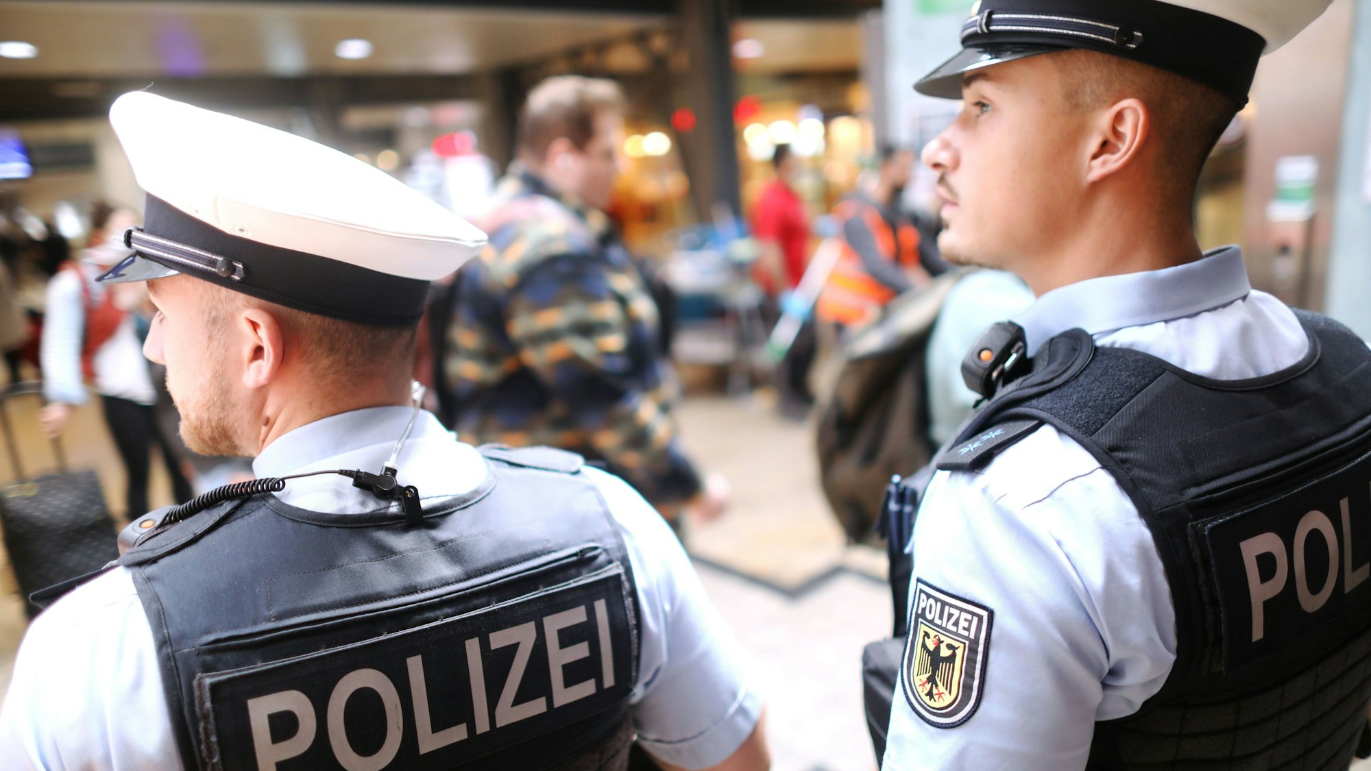 Ein Bundespolizist wurde bei einer Attacke am Hauptbahnhof verletzt. (Symbolfoto vom Kölner Haptbahnhof)