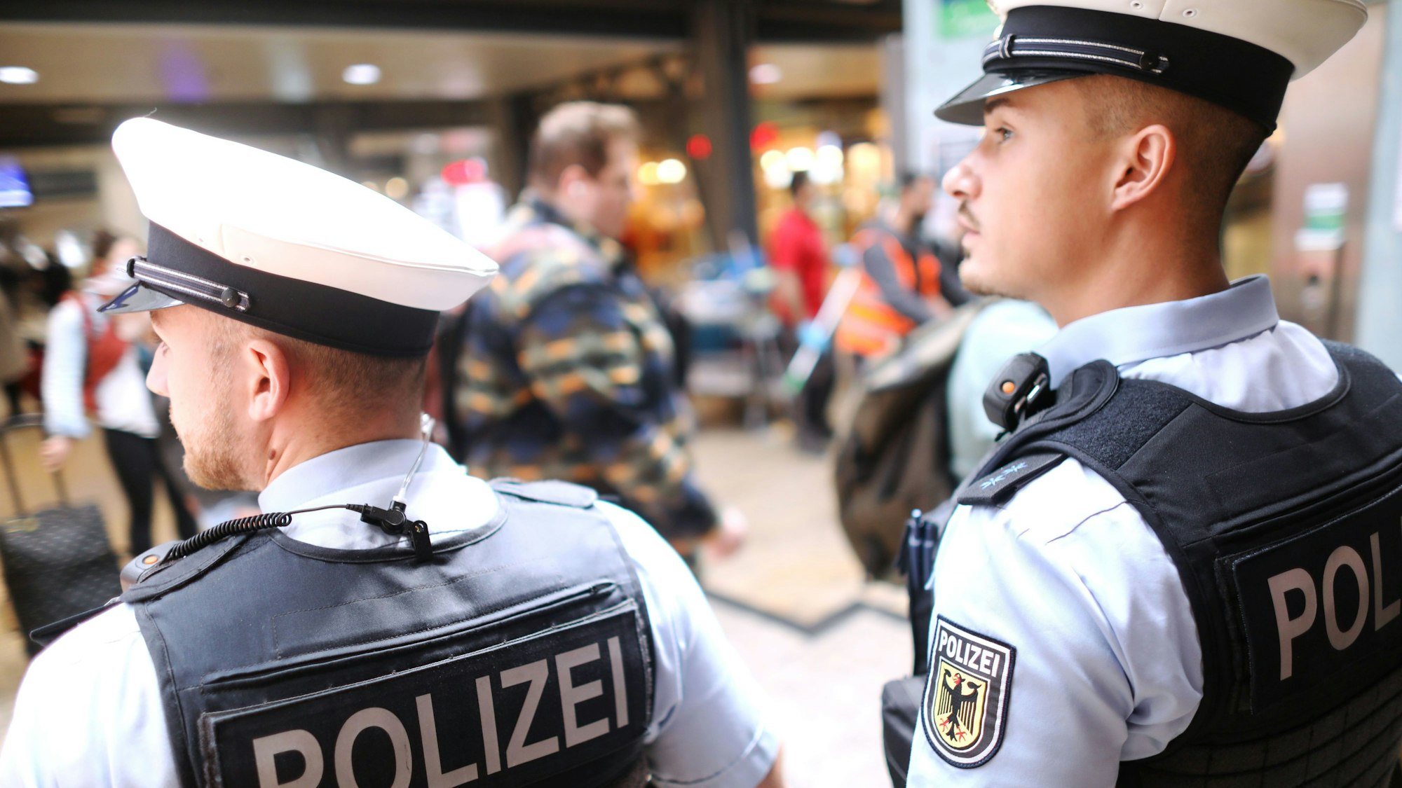 Einsatzkräfte der Bundespolizei sind am Kölner Hauptbahnhof unterwegs (Symbolfoto)