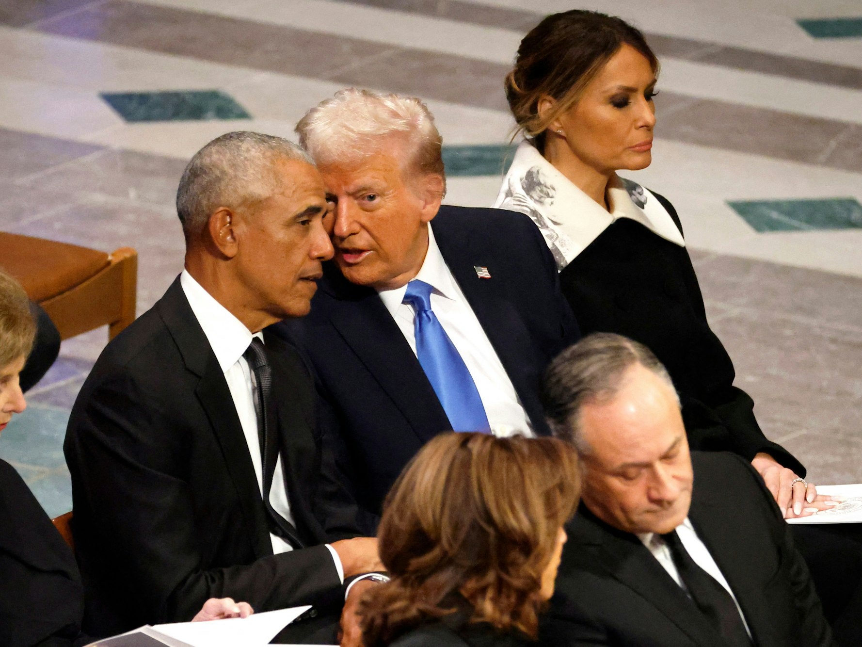 Donald Trump flüstert Barack Obama im Dezember 2024 auf der Beerdigung des früheren US-Präsidenten Jimmy Carter etwas ins Ohr.