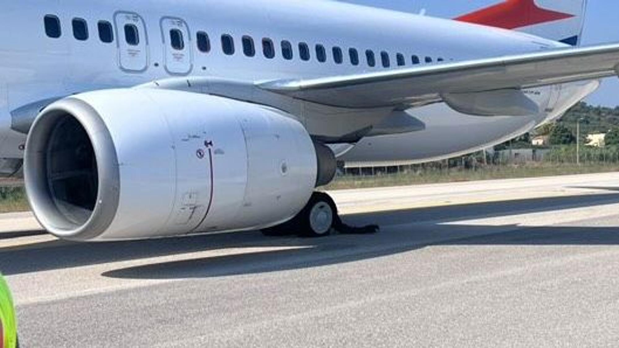 Der geplatzte Reifen am Flugzeug, das nach Start in Köln/Bonn in Rhodos zwischenlandete.
