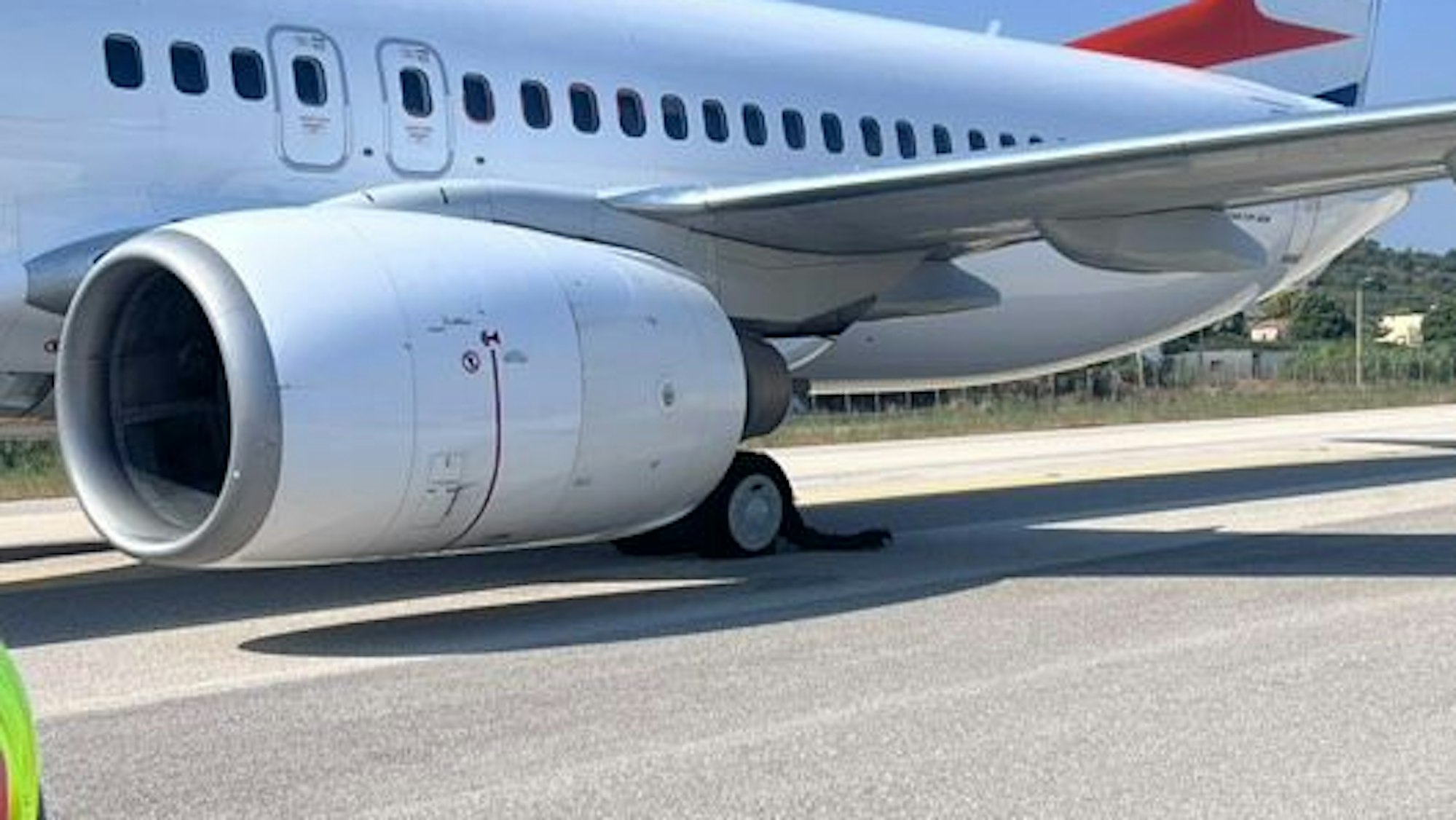 Der geplatzte Reifen am Flugzeug, das nach Start in Köln/Bonn in Rhodos zwischenlandete.