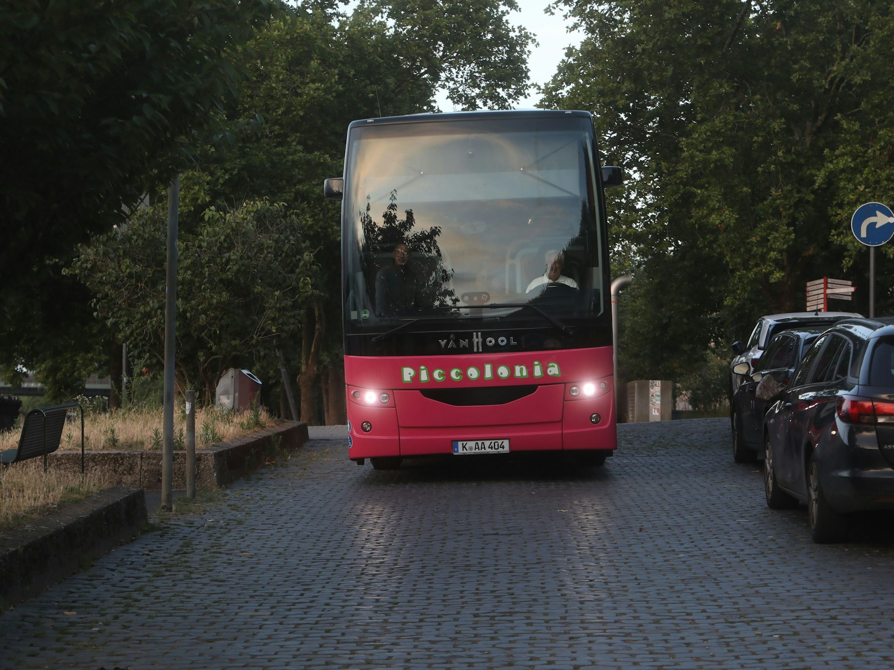 Ein Reisebus beweist bei einer Testfahrt: Entgegen der Behauptung der Stadt Köln ist die Zufahrt zum Rheinufer möglich.