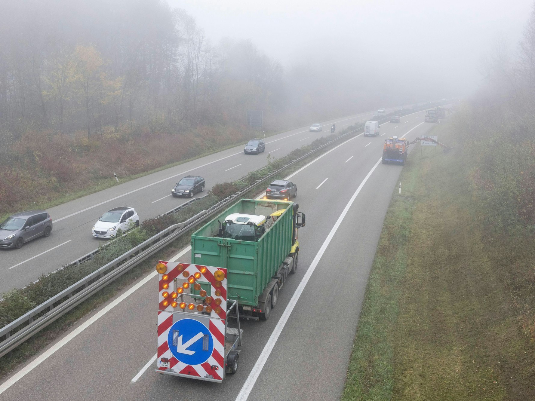 Wegen unangekündigter Mäharbeiten kam es auf der A1 zum Verkehrschaos. (Symbolbild)