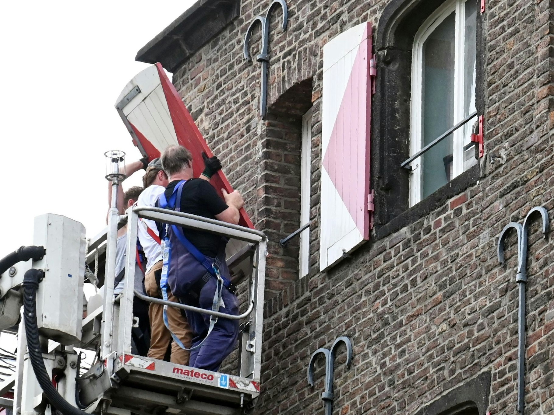 Die rot-weißen Fensterläden am Zeughaus, in der Fachsprache Schlagläden genannt, werden am 21. Juli 2025 abgenommen, weil sie marode sind.