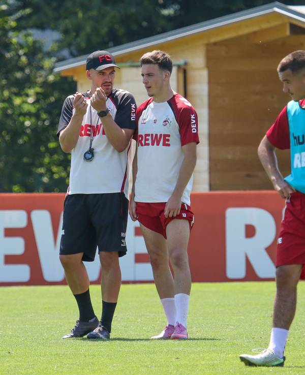 Auf dem Trainingsplatz des 1. FC Köln spricht Hannes Dold mit Said El Mala.