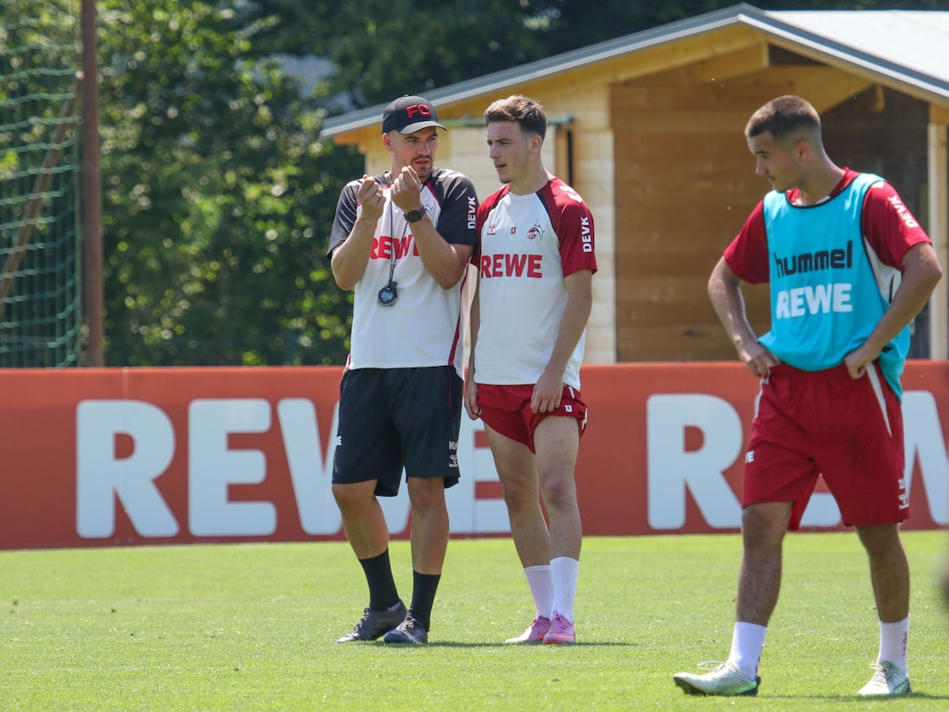 Auf dem Trainingsplatz des 1. FC Köln spricht Hannes Dold mit Said El Mala.