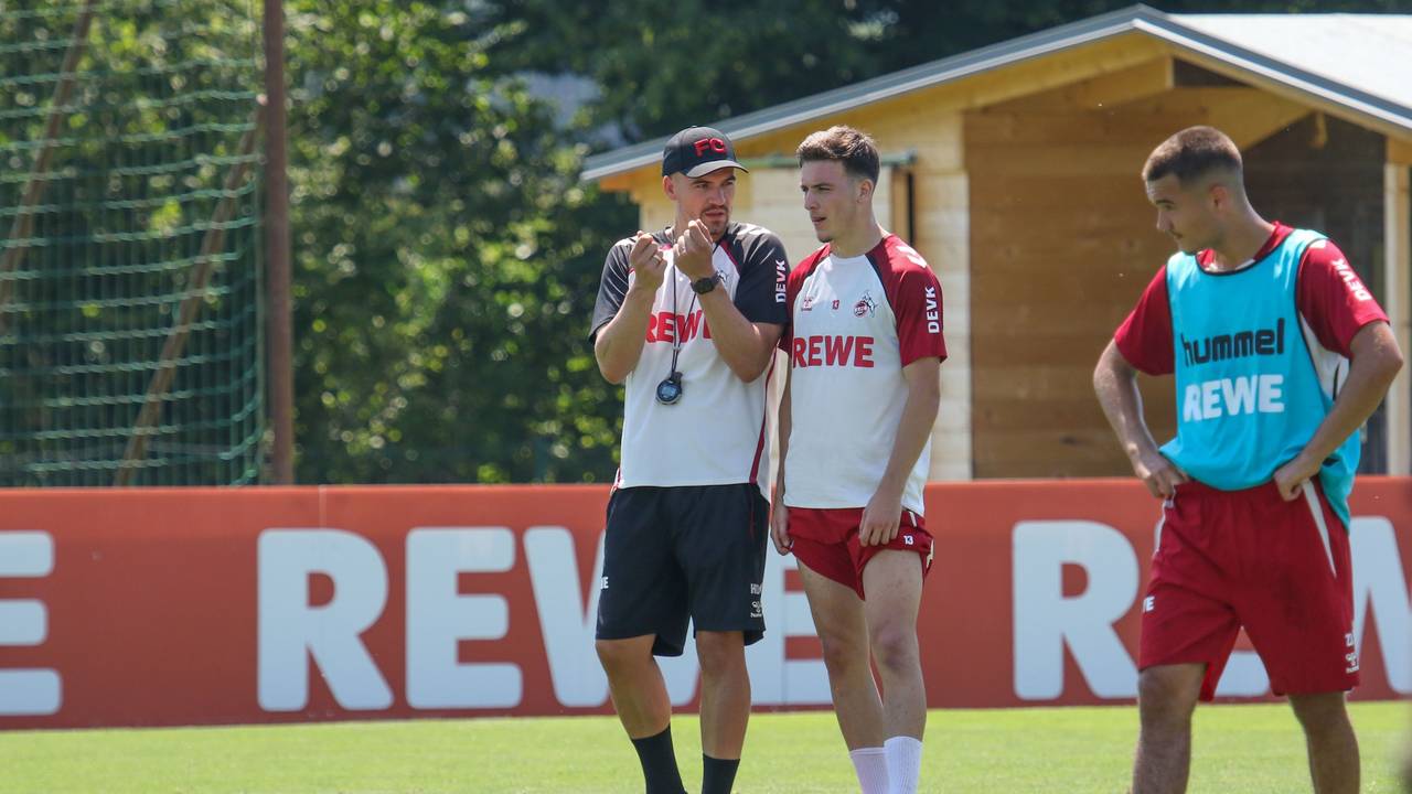 Auf dem Trainingsplatz des 1. FC Köln spricht Hannes Dold mit Said El Mala.