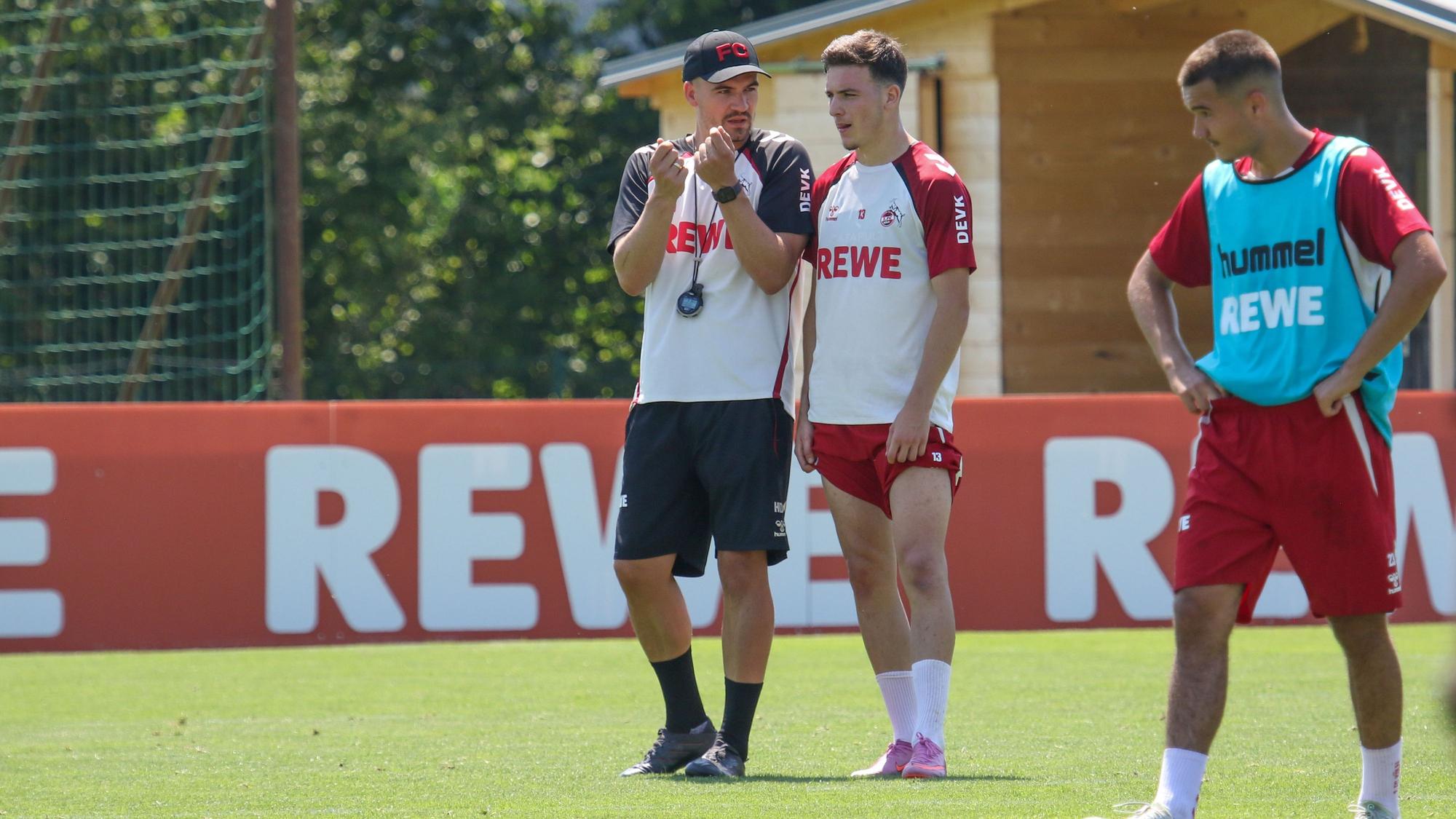 Co-Trainer Hannes Dold spricht mit Said El Mala beim 1. FC Köln im Training.