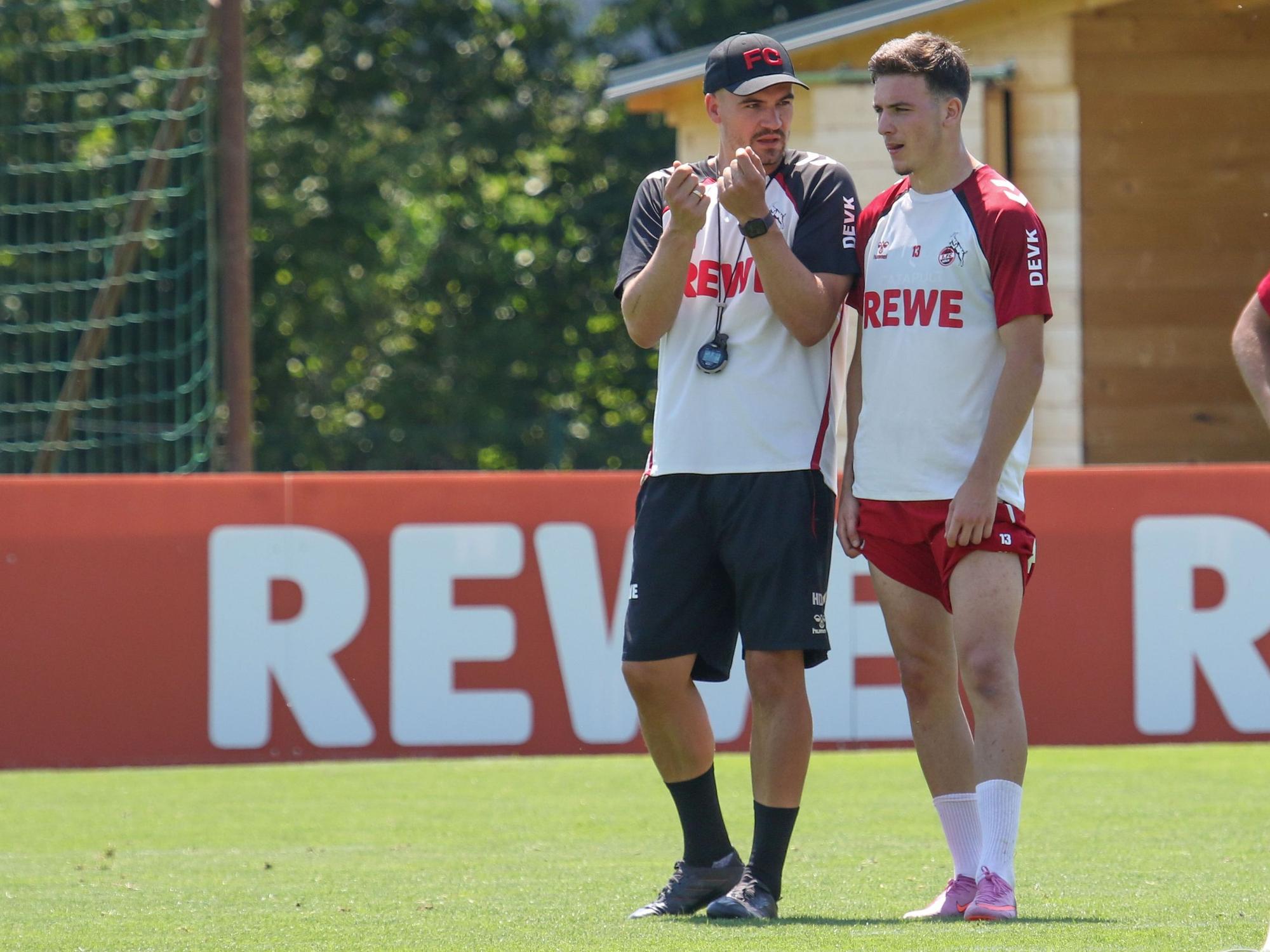Hannes Dold gibt Said El Mala Anweisungen.