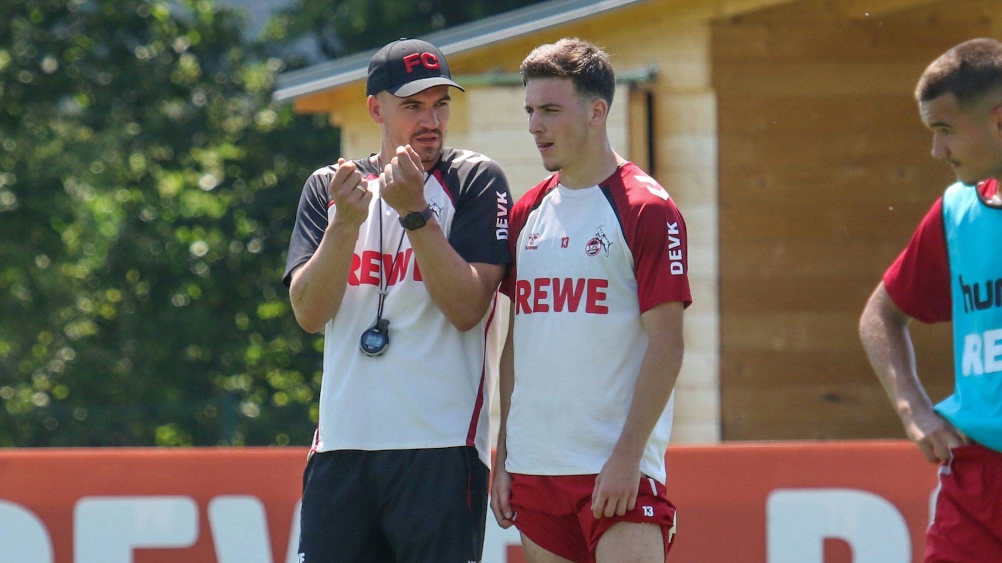 Said El Mala im FC-Trainingslager im Austausch mit Co-Trainer Hannes Dold.