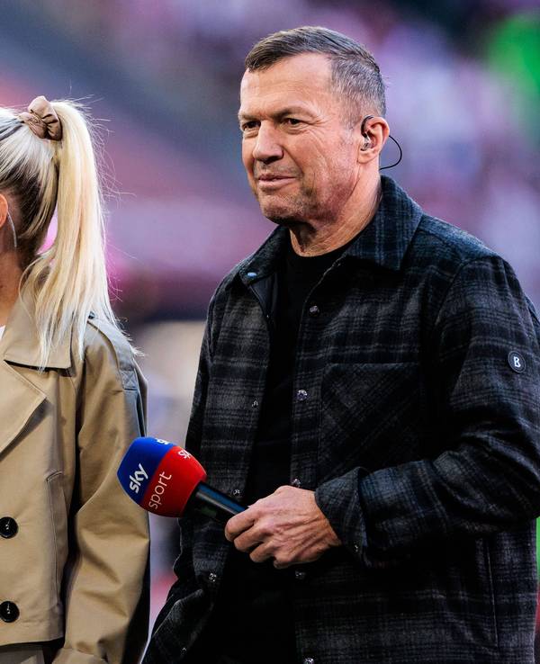 Lothar Matthäus und Julia Simic halten ein Sky-Mikrofon in der Hand.