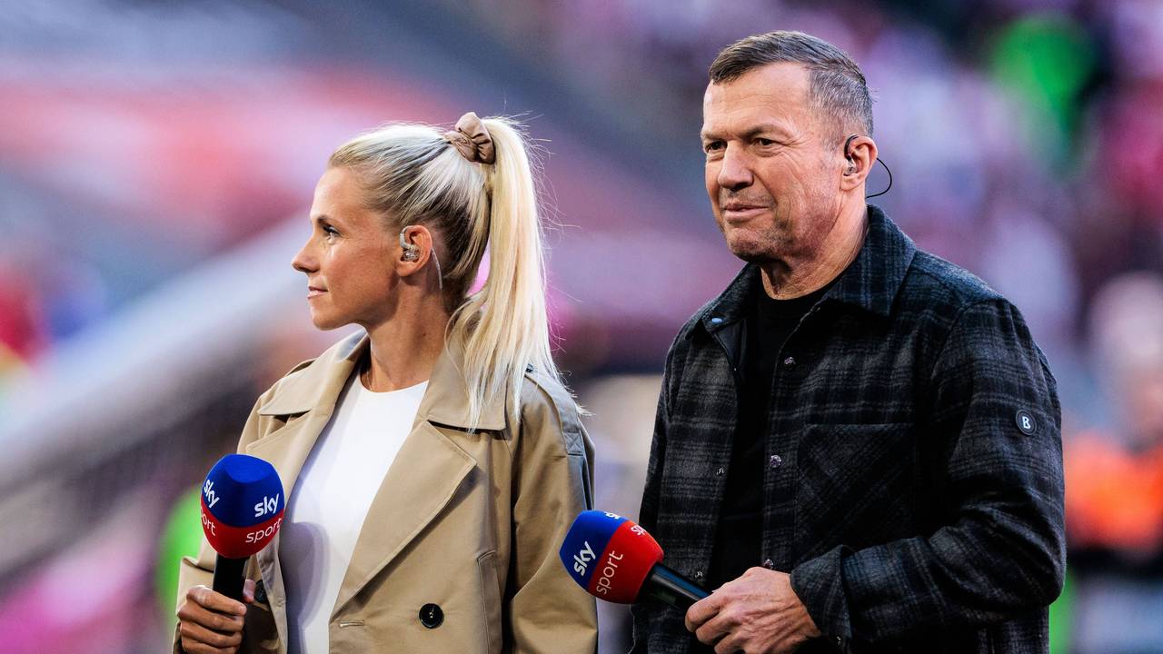 Lothar Matthäus und Julia Simic halten ein Sky-Mikrofon in der Hand.
