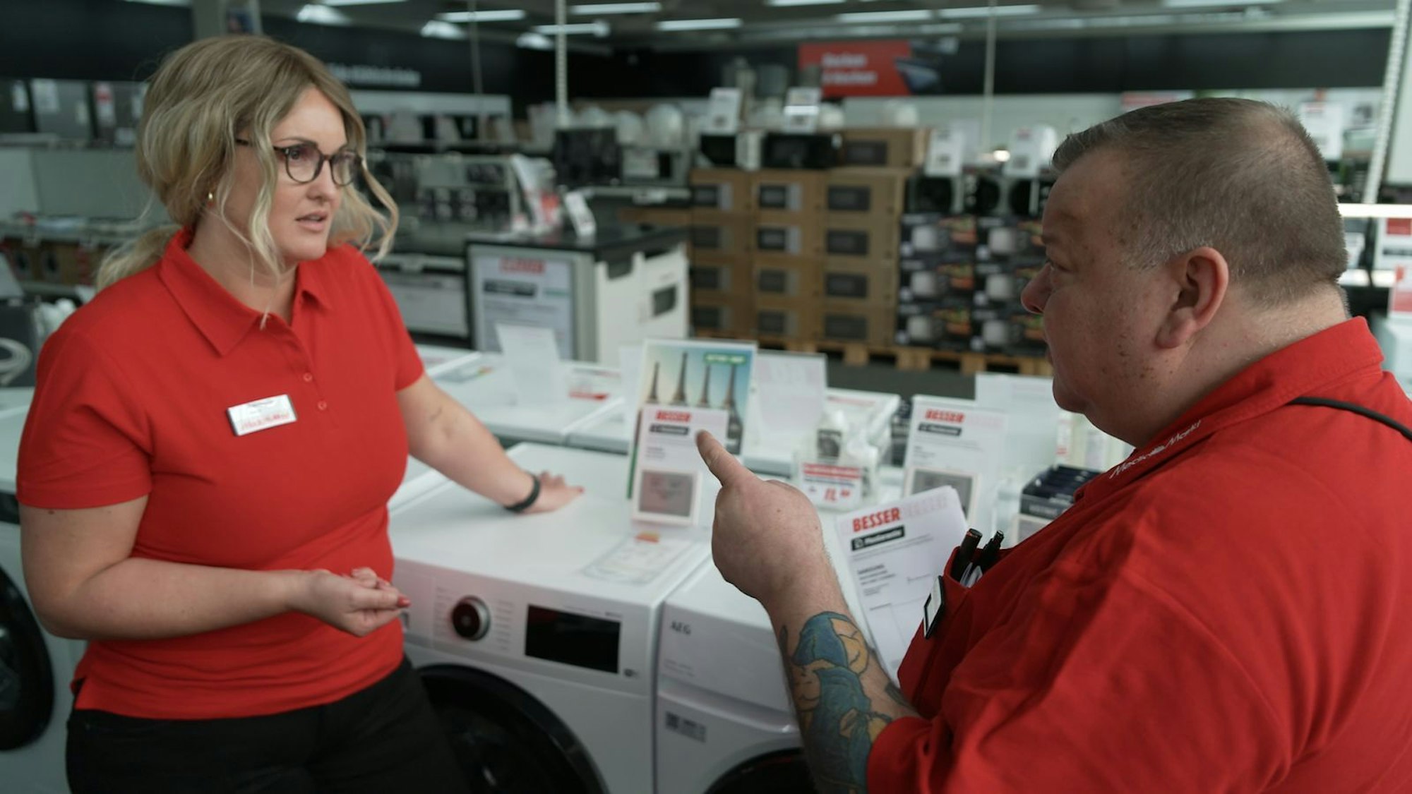 „Media Markt ist für mich Familie“, meint Mitarbeiter Sven, der Svenja gleich in seine Arme und sein Herz schließt. (Bild: RTL)