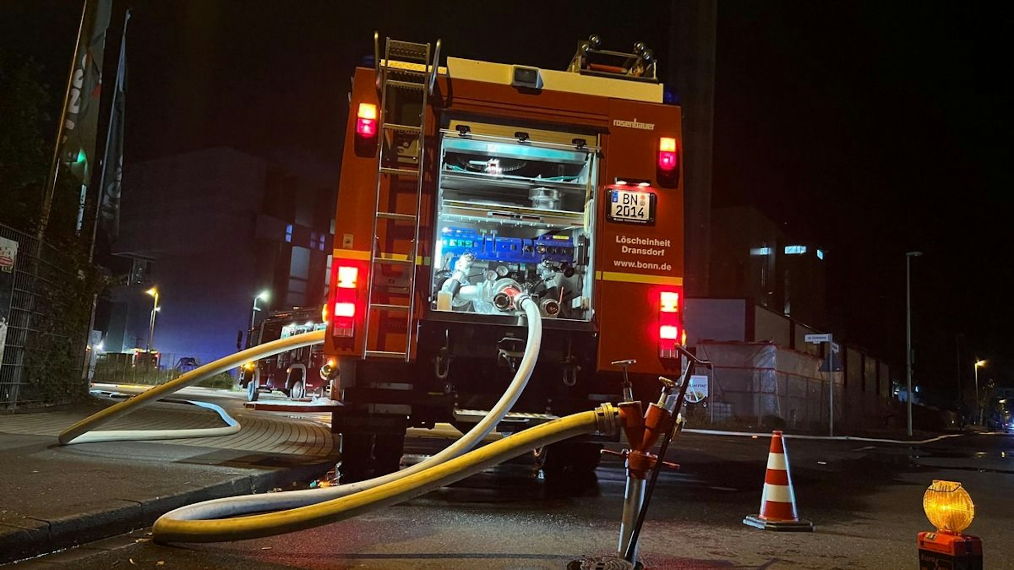 Feuerwehrleute bei Löscharbeiten an der Müllverbrennungsanlage in Bonn.