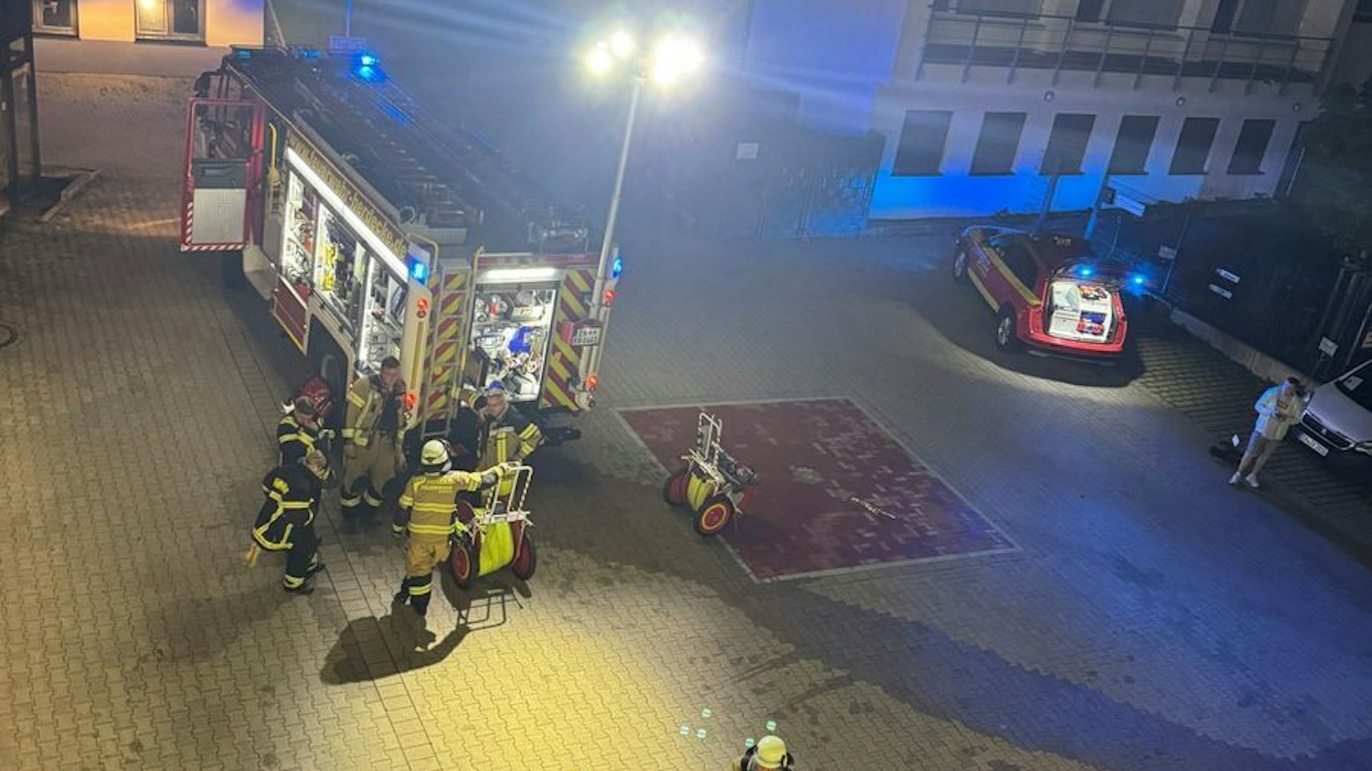Feuerwehreinsatz vor einem Gebäude in Herdecke.
