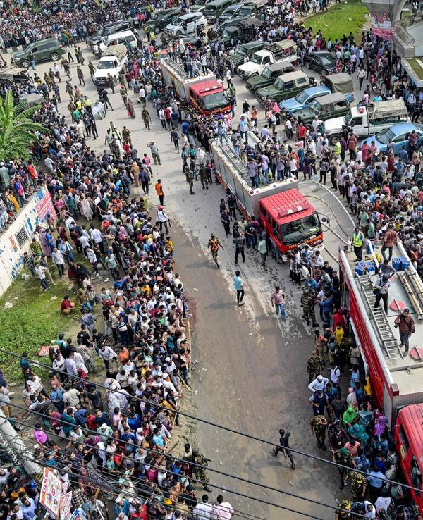 Einsatzkräfte an der Absturzstelle in Dhaka.