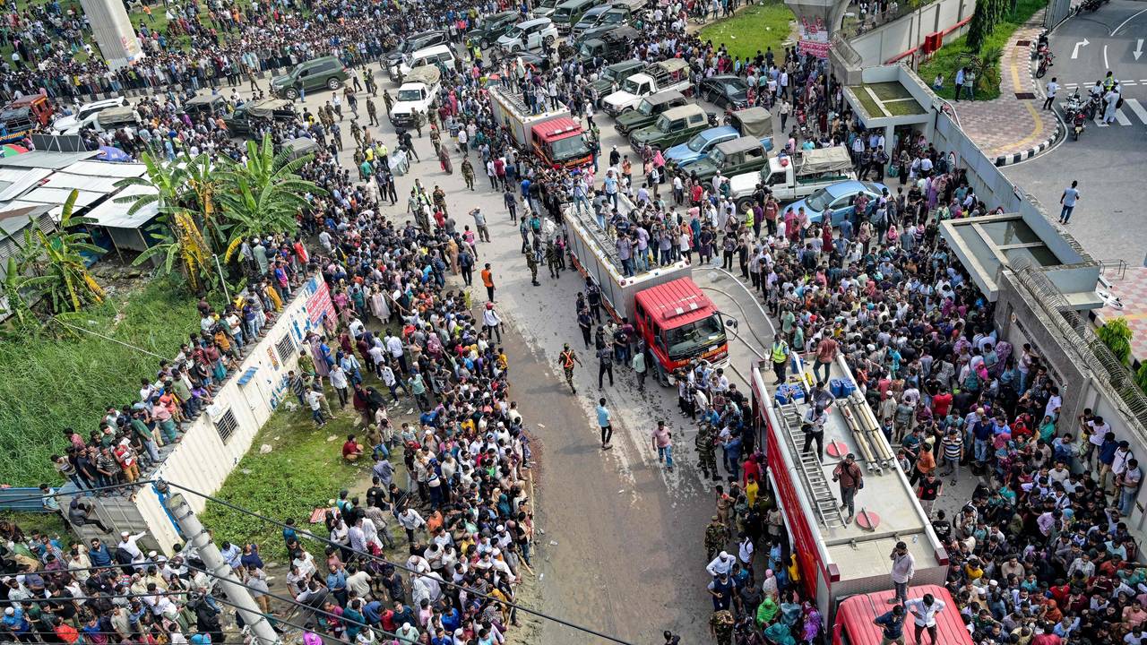 Einsatzkräfte an der Absturzstelle in Dhaka.