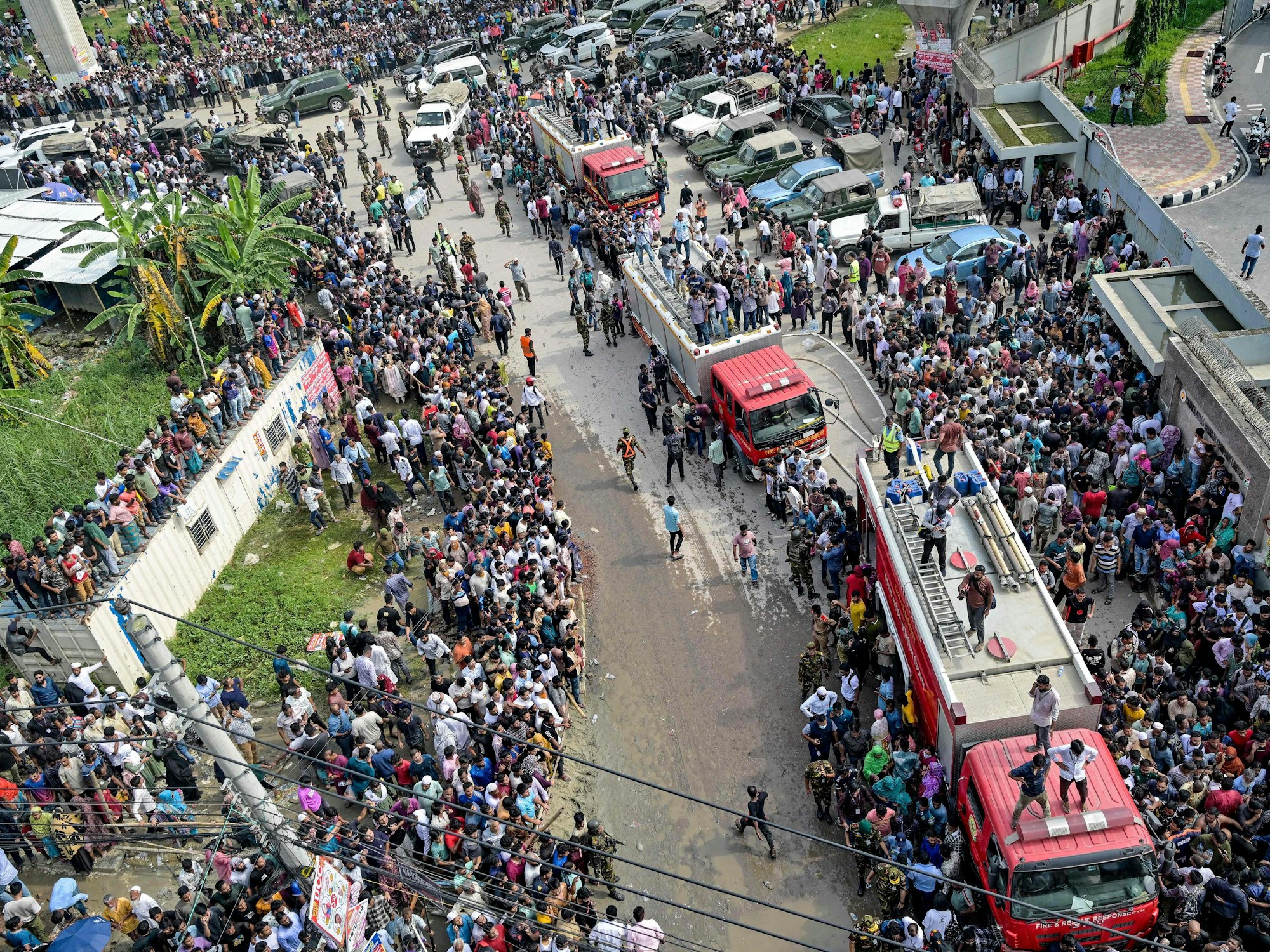 Einsatzkräfte an der Absturzstelle in Dhaka.