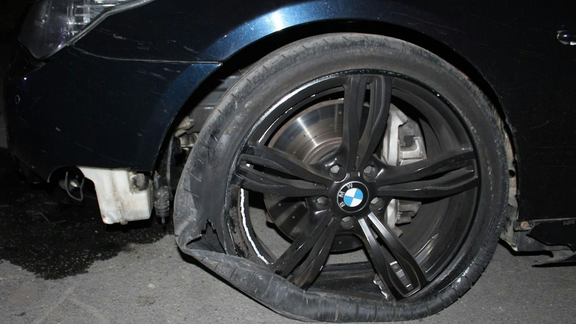 Der beschädigte BMW des Unfallverursachers.