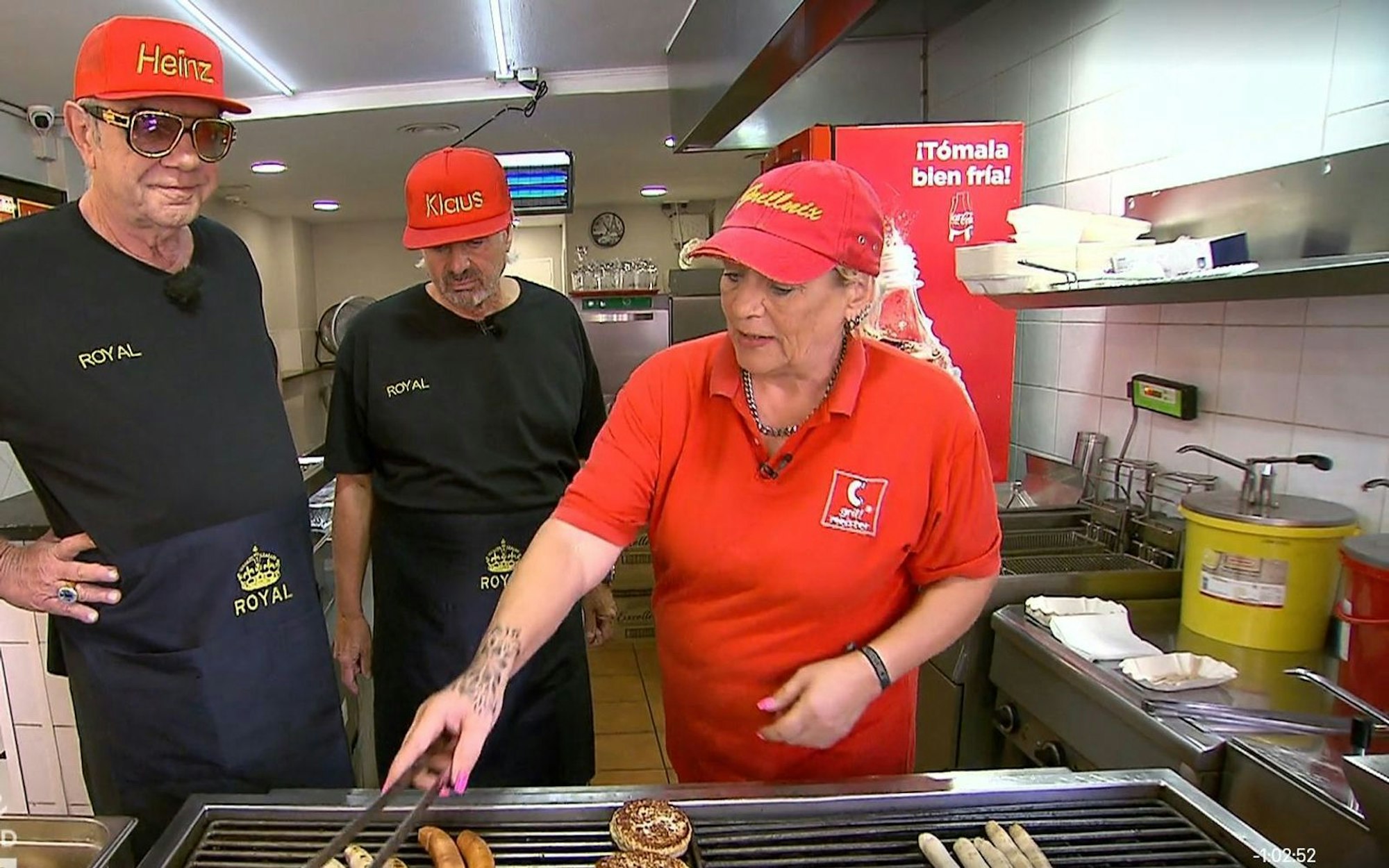 Imbiss-Expertin Chris weist Heinz (links) und Klaus in die Kunst des Würstchen-Bratens ein. (Bild: VOX)
