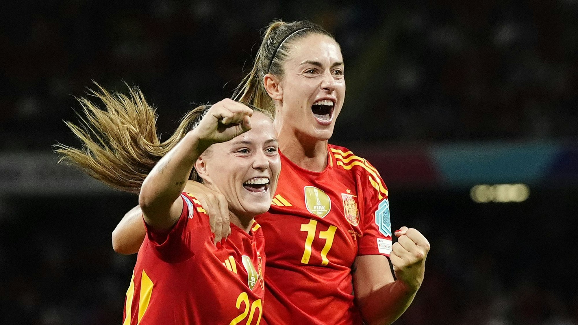 Alexia Putellas jubelt im Viertelfinale gegen die Schweiz an der Seite von Claudia Pina.