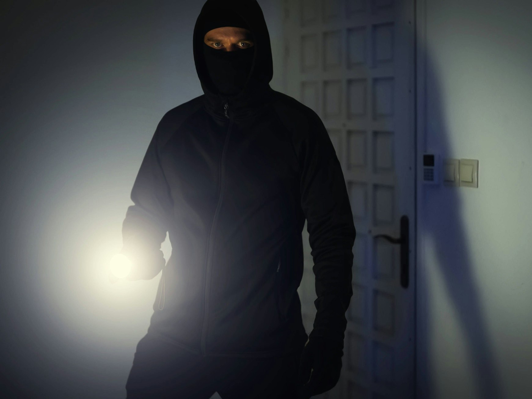 Ein maskierter Räuber bedrohte die junge Frau mit einer Waffe. (Symbolfoto)