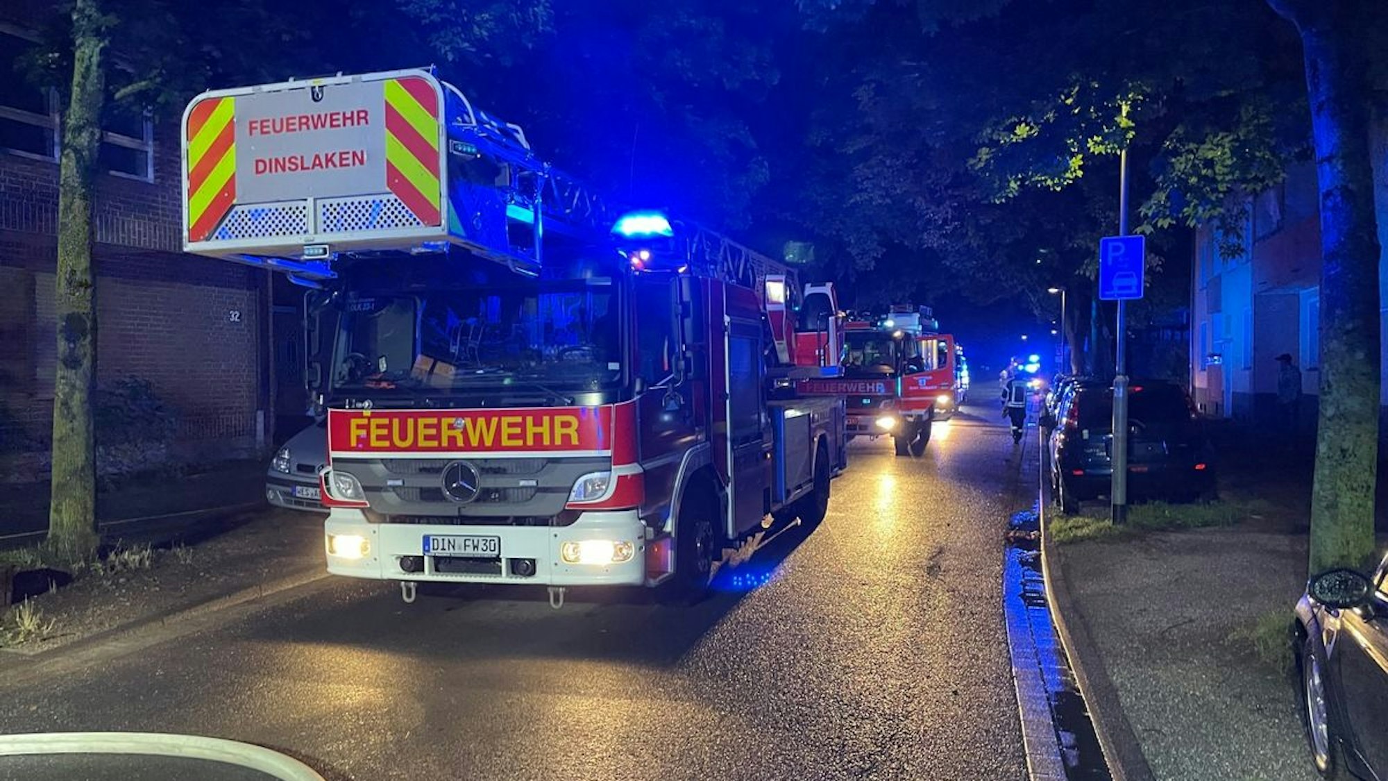 FW Dinslaken: Zimmerbrand mit mehreren Personen in Gefahr.