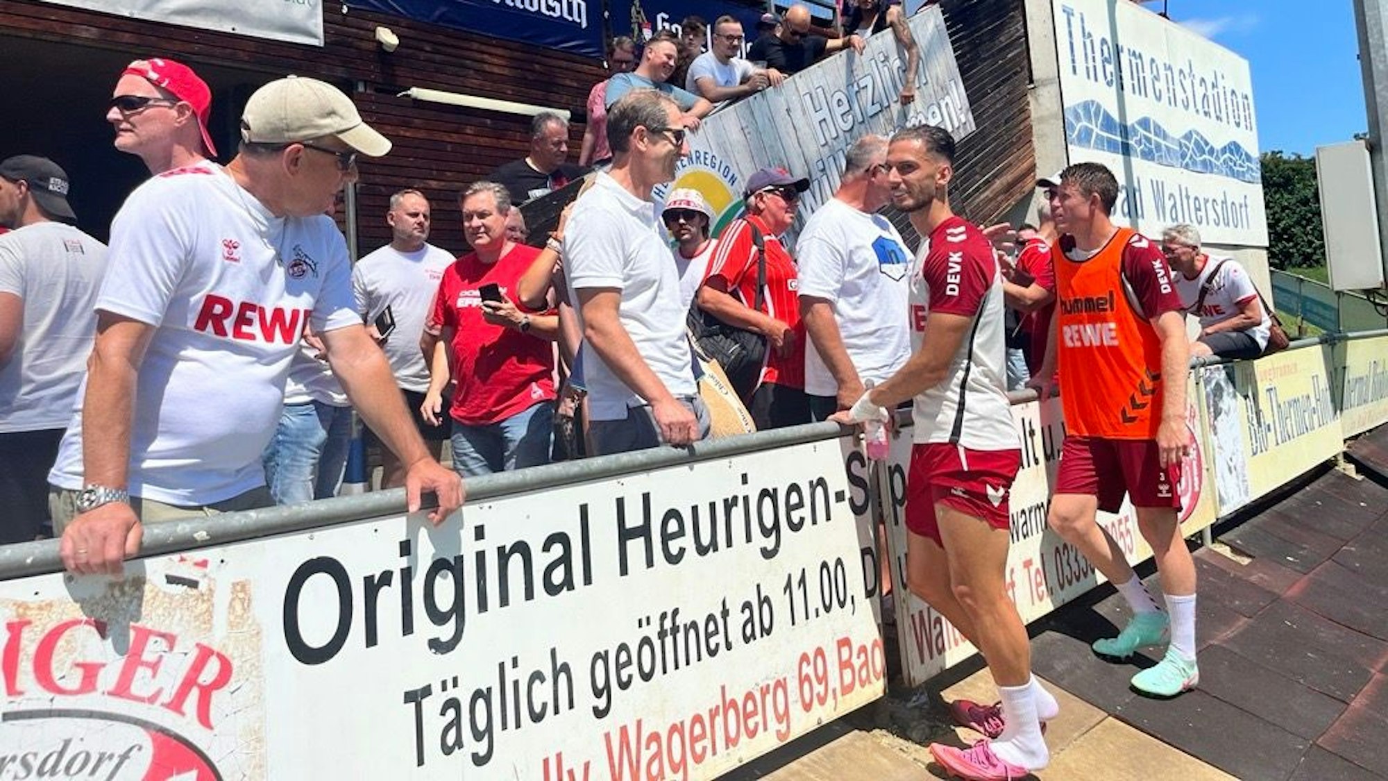 Franco Foda spricht im Trainingslager des 1. FC Köln mit Leart Pacarada.