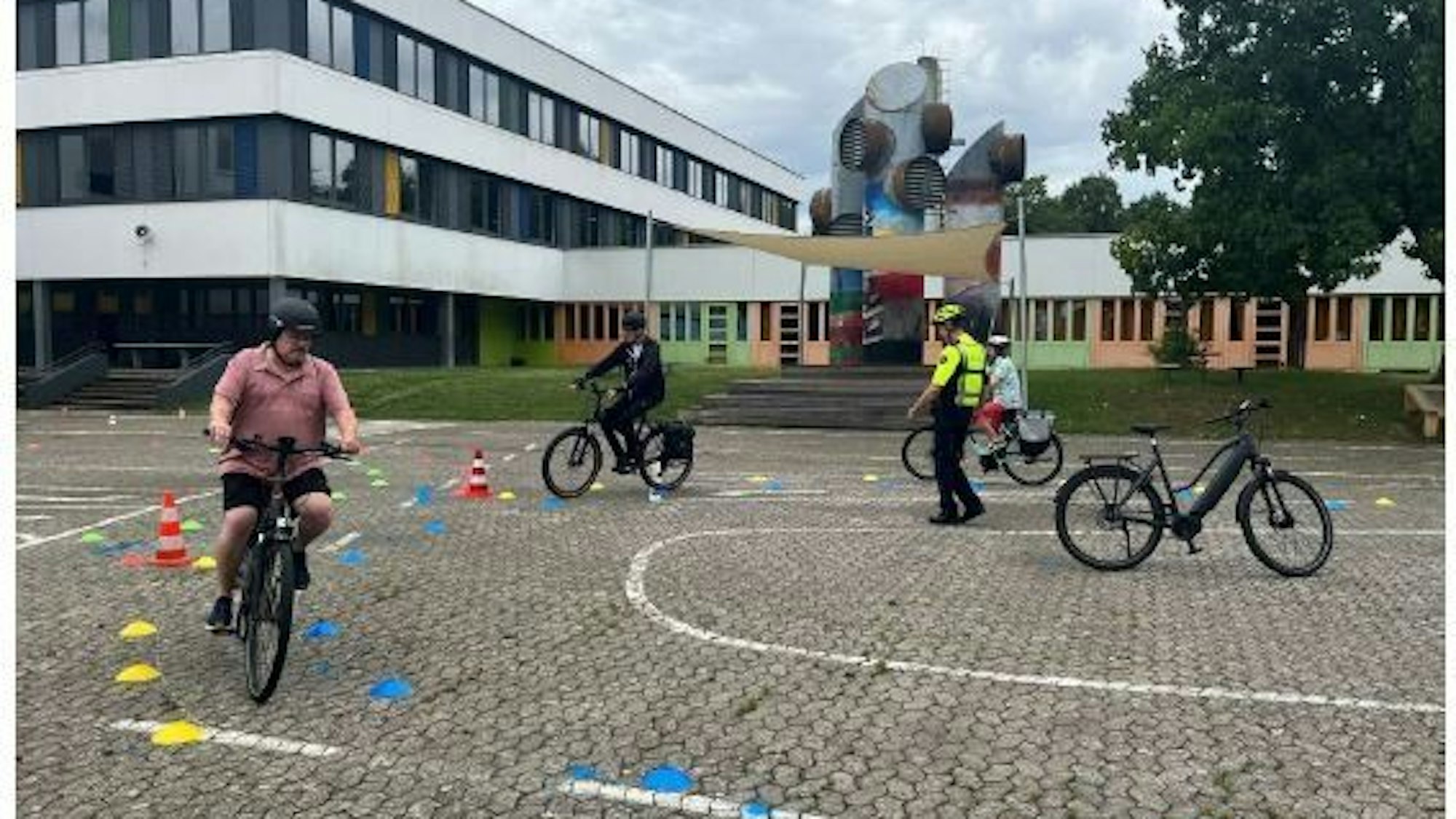 Senioren und Seniorinnen auf Pedelecs bei einem Polizei-Training.