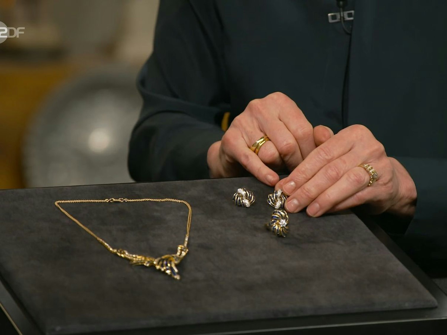 Myrta und Benno wollten Glanz und Gloria verkaufen: Ein opulentes Schmuckset aus Thailand mit rund 250 Saphiren und 140 Brillanten wartete auf einen neuen großen Auftritt. Wunschpreis: stolze 15.000 Euro. (Bild: ZDF)