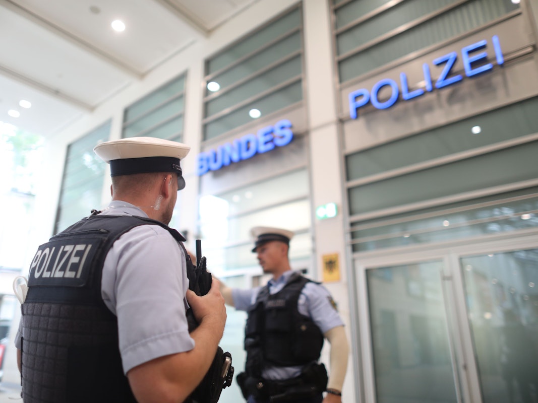 Am Kölner Hauptbahnhof nahm die Polizei zwei per Haftbefehl gesuchte Männer fest.