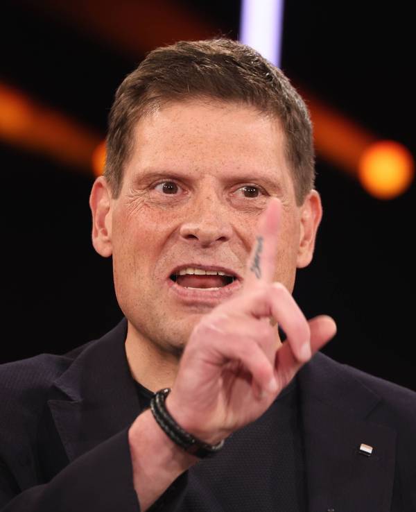 Jan Ullrich gestikuliert bei einem Talkshow-Auftritt im NDR.