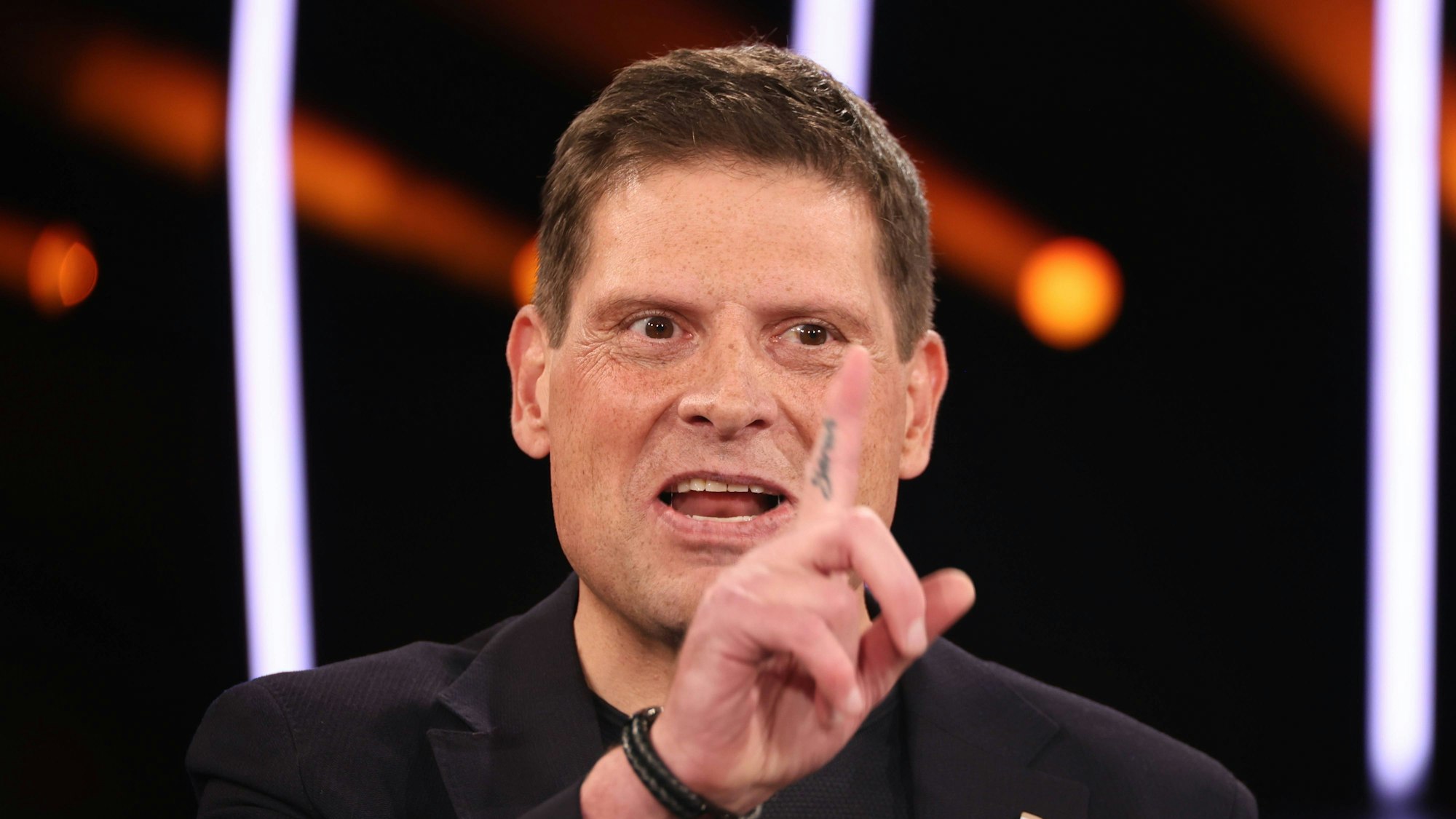 Jan Ullrich gestikuliert bei einem Talkshow-Auftritt im NDR.