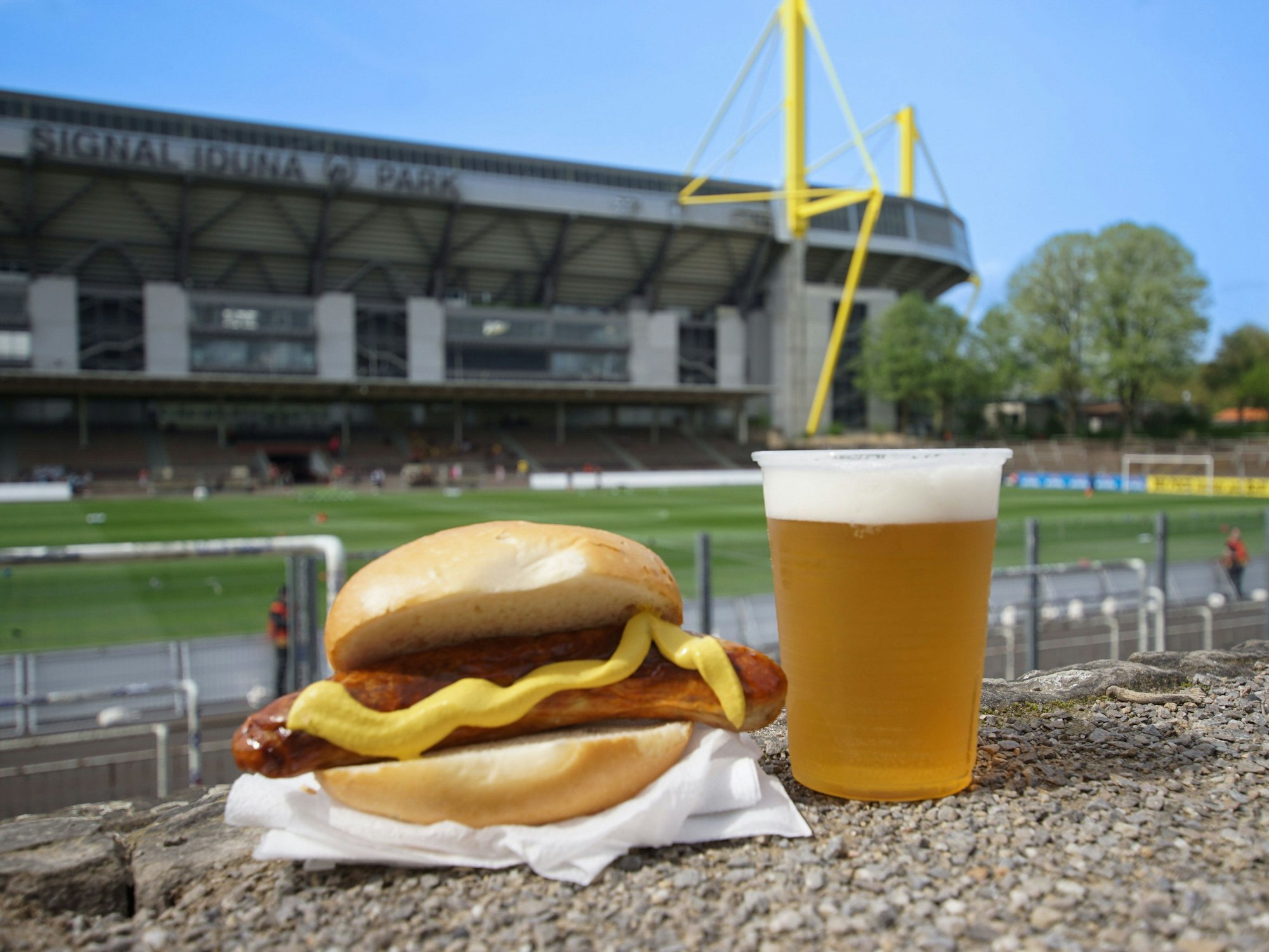 Für viele Fußball-Fans darf die Stadion-Wurst und das Bier an einem Spieltag nicht fehlen.