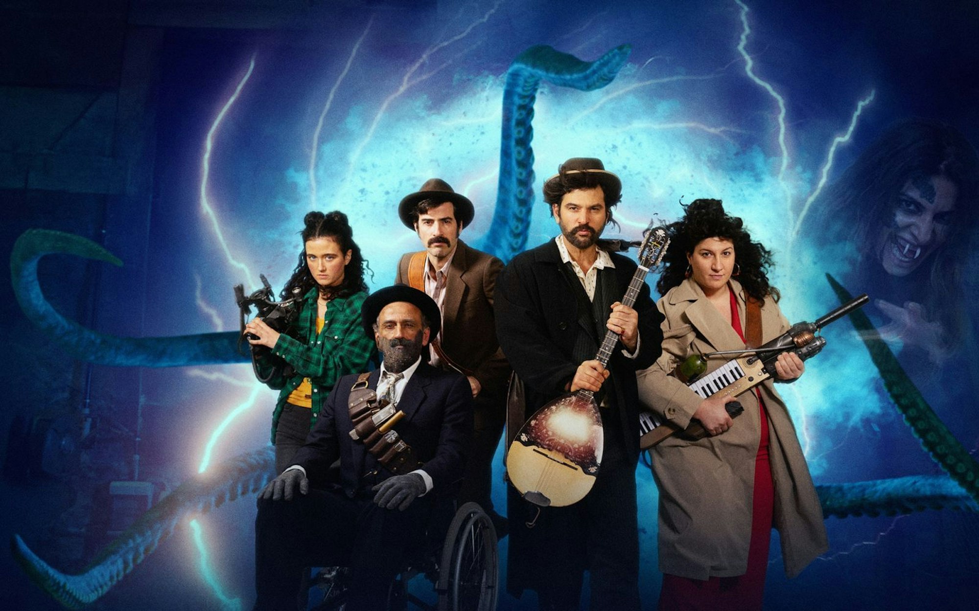 Eine griechische Familie will in der neuen Comedy-Serie „Rembetis - Die Geisterjäger“ die Welt vor der Apokalypse retten (von links): Hekate (Sofia Koliofotos), Marcos (Pavlos Kourtidis), Hektor (Samy Challah), Paris (Jasin Challah) und Alitheia (Fevronia). (Bild: ZDF/Nina Poppe/Mikko Beste)