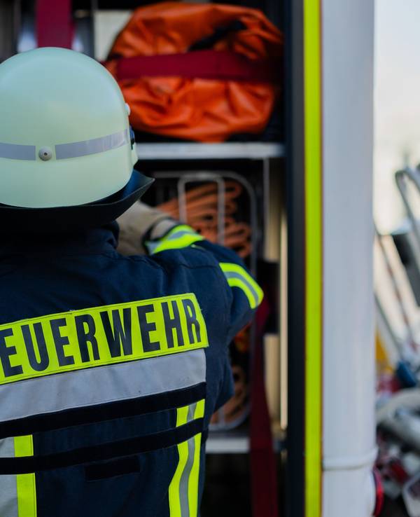 Feuerwehreinsatz nach Chemieunfall in Schwimmbad (Symbolfoto)