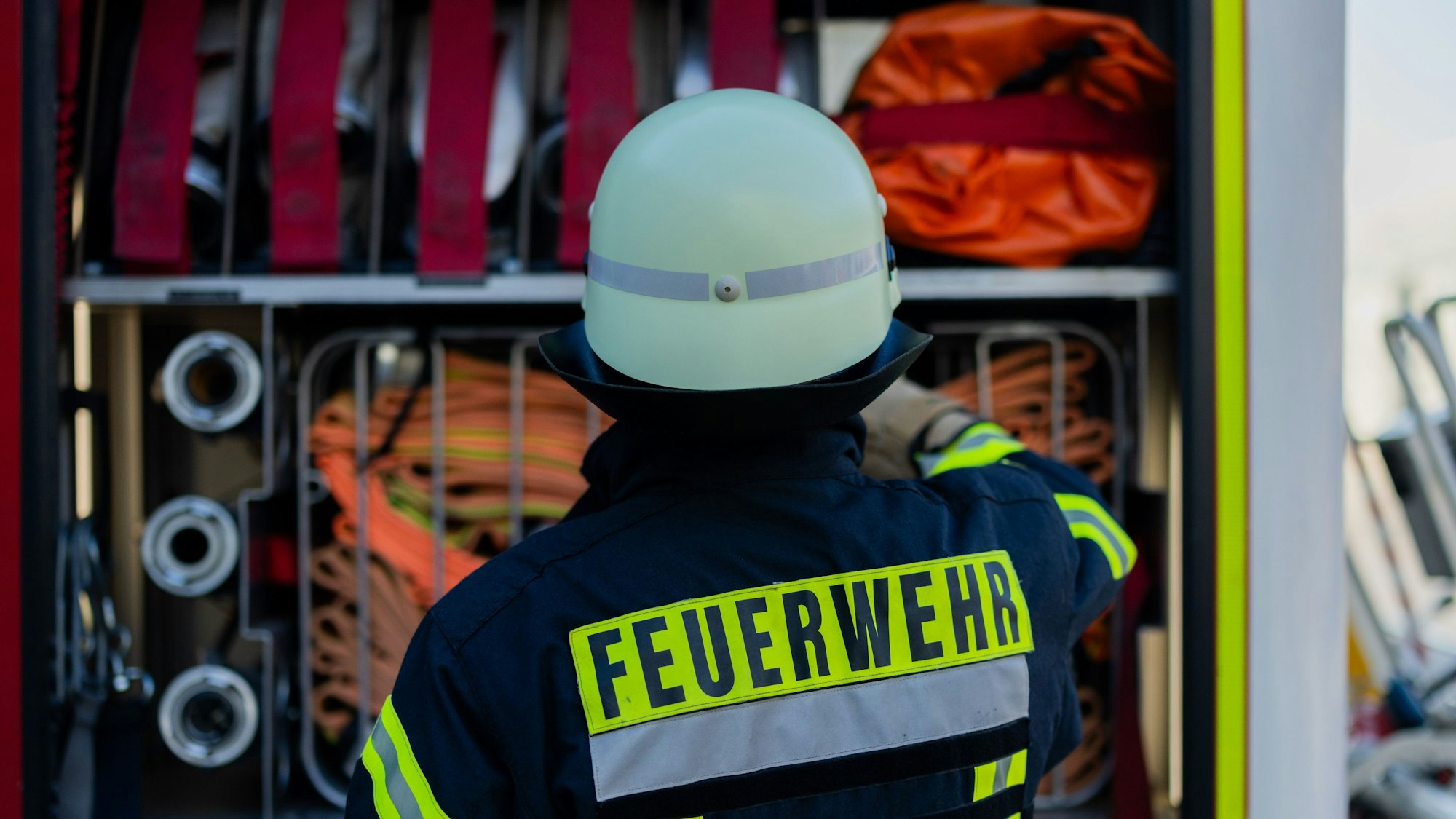 Ein Feuerwehrmann im Einsatz.