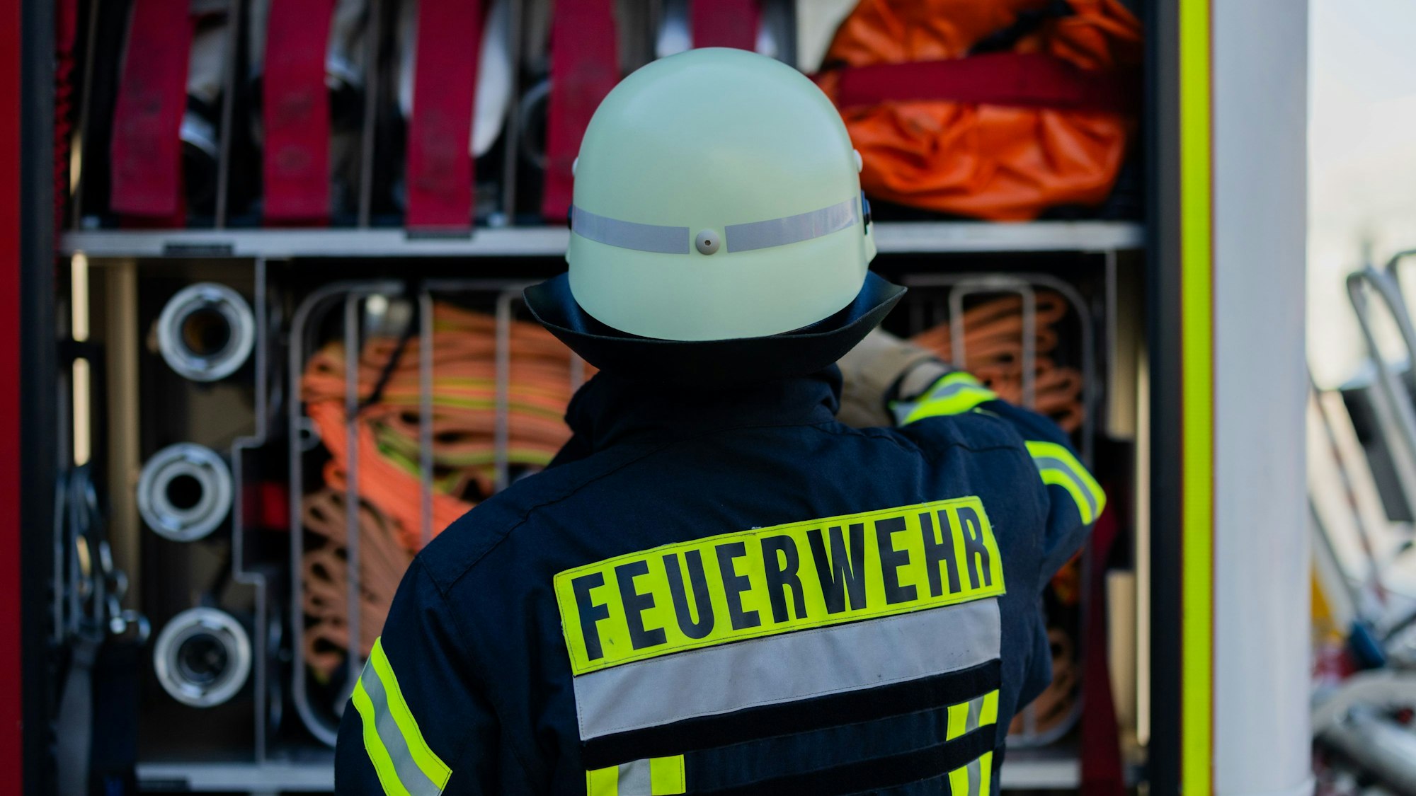 Feuerwehrmann im Einsatz bei einem Brand. (Symbolfoto)