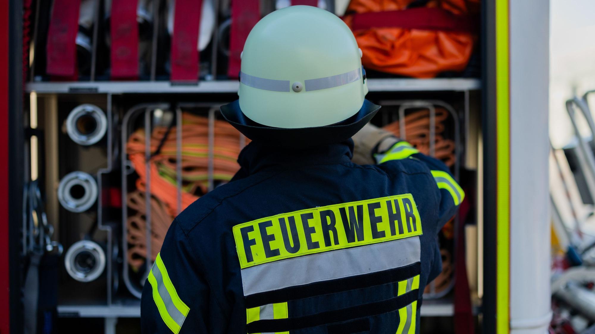 Feuerwehrmann im Einsatz bei Wohnungsbrand (Symbolfoto).