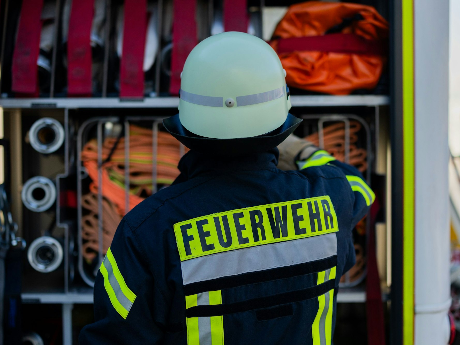 Feuerwehrmann im Einsatz bei Gefahrgutverdacht in Stockum