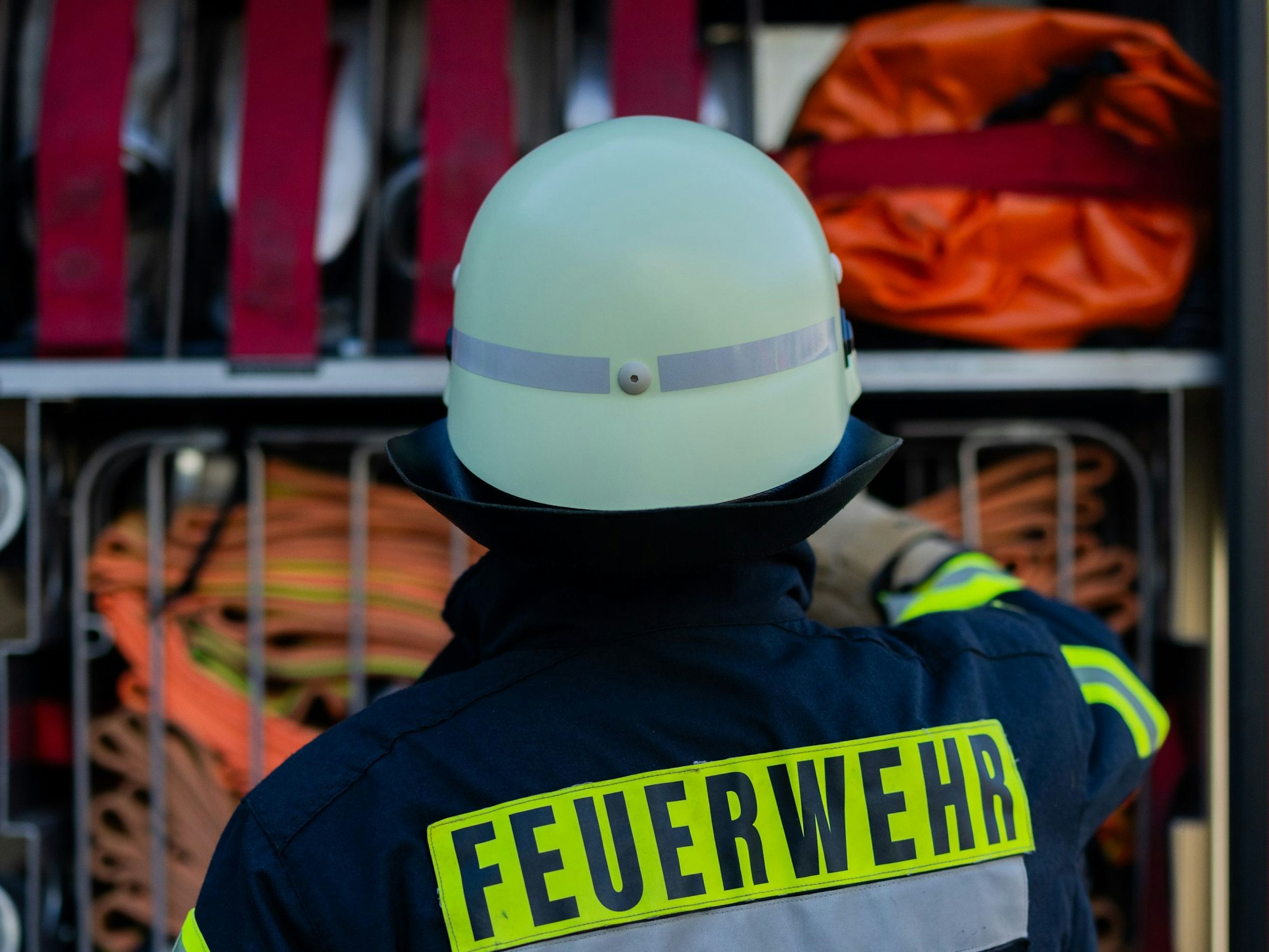 Ein Feuerwehrmann im Einsatz. (Symbolfoto)