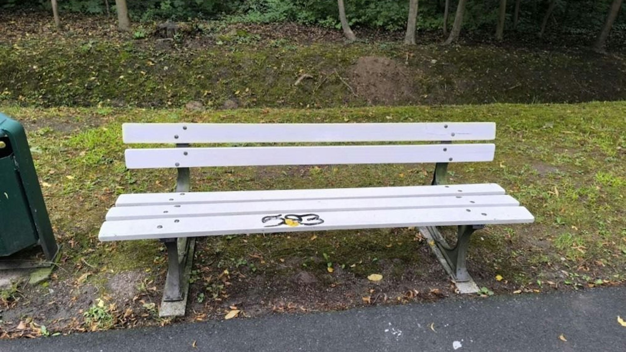 Eine Parkbank wurde mit Farbe beschmiert.