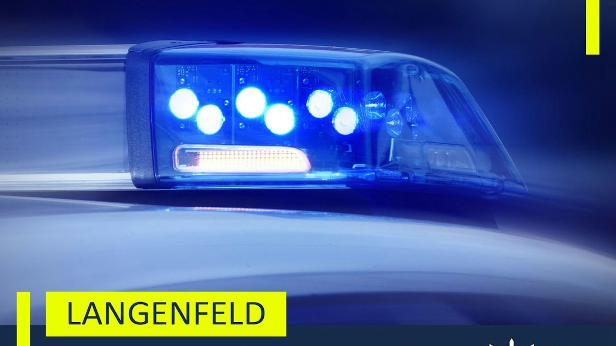 Ein Polizeiauto steht auf einer Straße.