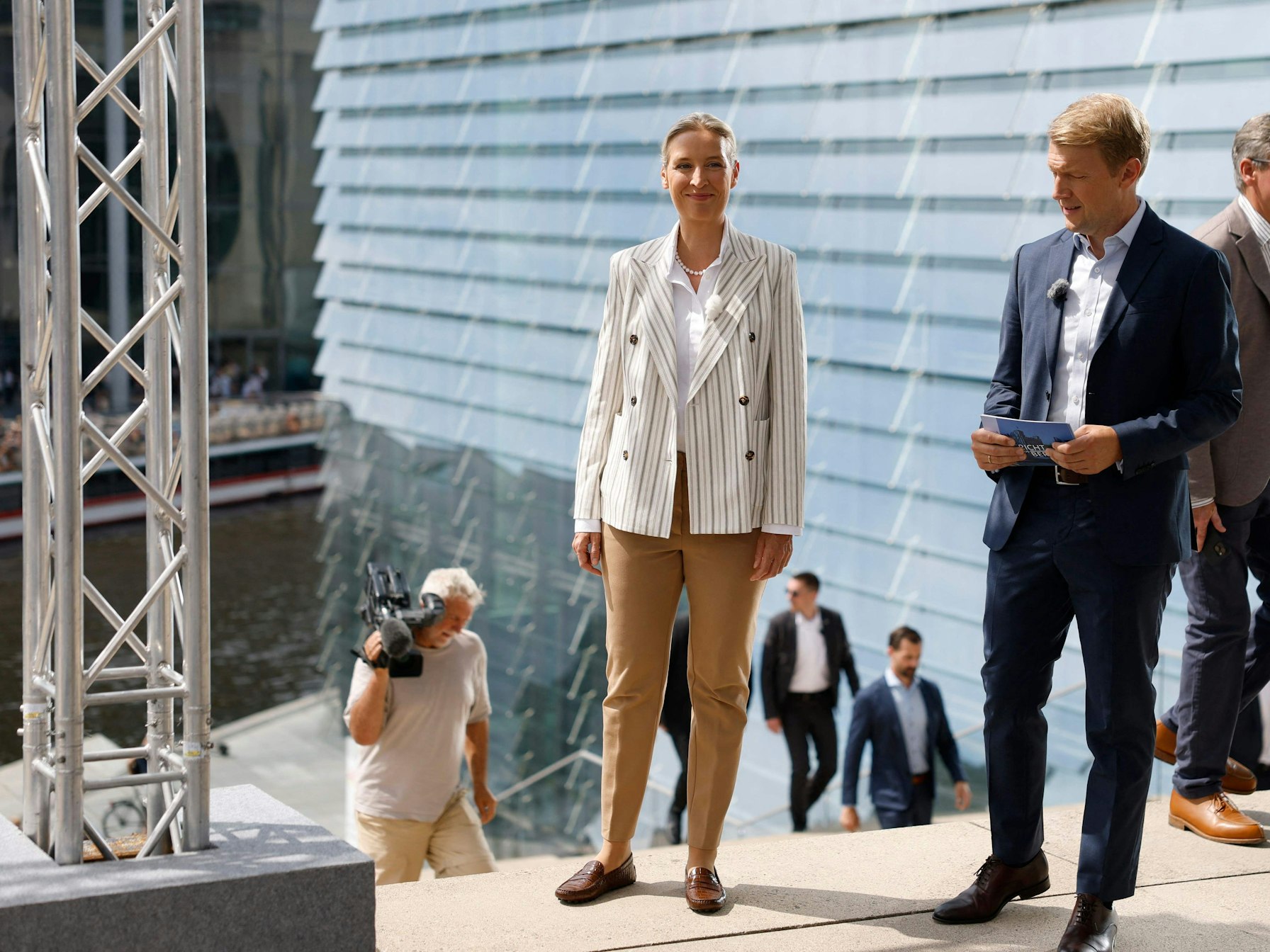Die AFd-parteivorsitzende Alice Weidel und Moderator Markus Preiß kommen zum ARD-Sommerinterview „Bericht aus Berlin“ gegenüber vom Reichstagsgebäude.