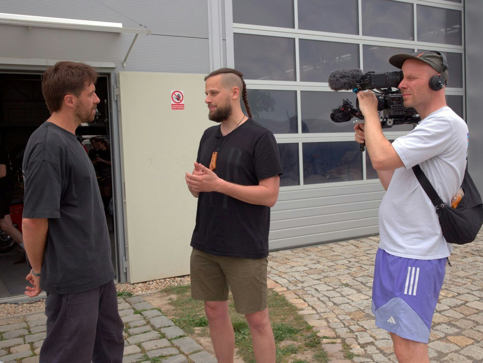 Der ARD-Journalist Frederik Fleig unterhält sich mit einem Veranstalter von Europas größter Agentur für Junggesellenabschiede. (Bild: MDR/Michal Novotný)